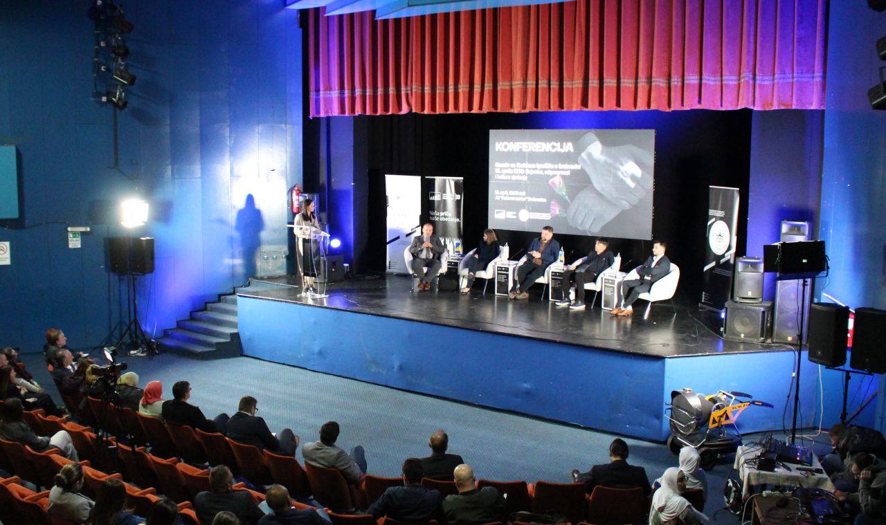 ODRŽANA KONFERENCIJA O MASAKRU NA ŠKOLSKOM IGRALIŠTU U SREBRENICI 12. APRILA 1993. GODINE